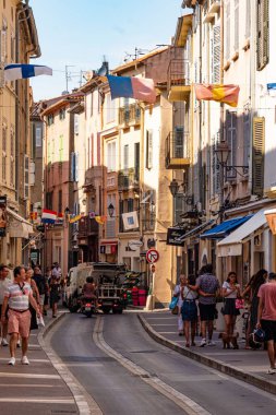 Aziz Tropez 'in tarihi bölgesinde tipik bir manzara - Aziz TROPEZ, FRANCE - 13 Temmuz 2020