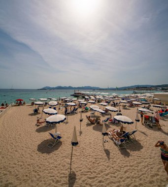 Cannes, Croisette 'deki sahil ve plaj kulüpleri - CANNES, FRANCE - 12 Temmuz 2020