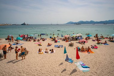 Cannes, Croisette 'deki sahil ve plaj kulüpleri - CANNES, FRANCE - 12 Temmuz 2020