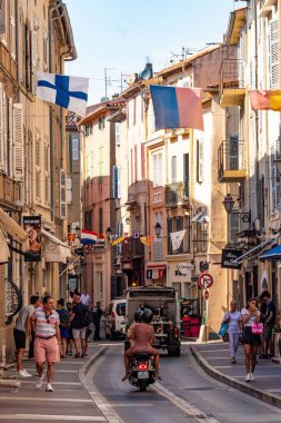 Saint Tropez şehrinde yürüyen turistler - St. TROPEZ, FRANCE - 13 Temmuz 2020