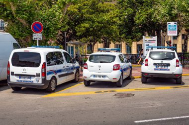 Cannes şehrinde polis arabası - CANNES, FRANCE - 12 Temmuz 2020