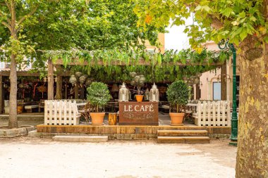 Saint Tropez 'deki güzel kafe, St. TROPEZ. FRANSA - 13 Temmuz 2020