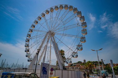 Cannes, Croisette 'deki dönme dolap - CANNES, FRANCE - 12 Temmuz 2020