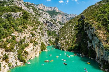 Fransa 'daki Verdon Nehri' ndeki tekneler - Sainte Croix Gölü 'ndeki Verdon Kanyonu - SAINTE CROIX, FRANCE - 12 Temmuz 2020