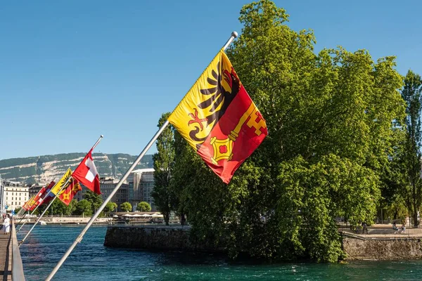 Bandeiras Suíça Cidade Genebra Uma Ponte Genebra Cidade Geneva Suíça — Fotografia de Stock