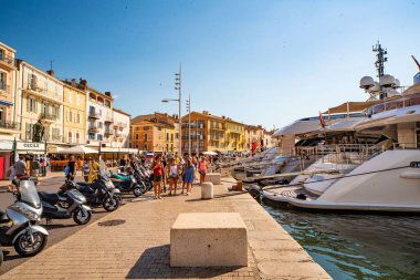 Saint Tropez 'in ünlü limanı - St. TROPEZ, FRANCE - 13 Temmuz 2020