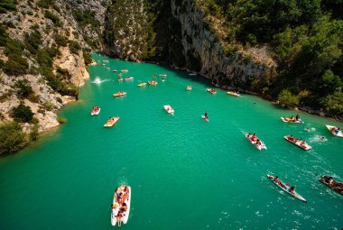 Fransa 'daki Verdon Nehri' ndeki tekneler - Sainte Croix Gölü 'ndeki Verdon Kanyonu - SAINTE CROIX, FRANCE - 12 Temmuz 2020