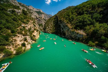 Fransa 'daki Verdon Nehri' ndeki tekneler - Sainte Croix Gölü 'ndeki Verdon Kanyonu - SAINTE CROIX, FRANCE - 12 Temmuz 2020