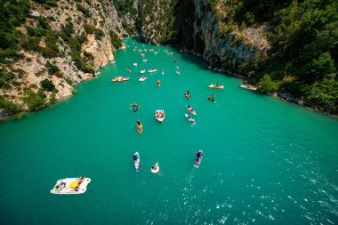 Fransa 'daki Verdon Nehri' ndeki tekneler - Sainte Croix Gölü 'ndeki Verdon Kanyonu - SAINTE CROIX, FRANCE - 12 Temmuz 2020