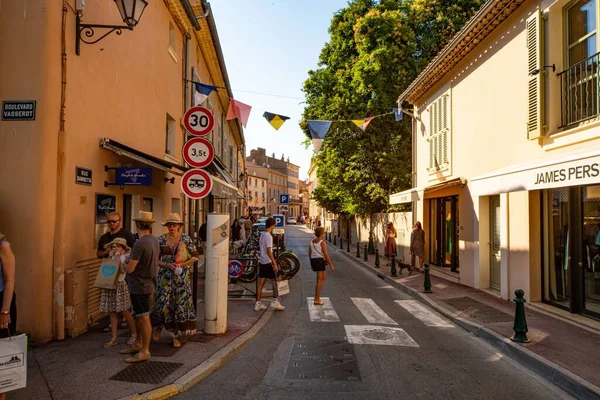 サントロペ市内を歩く観光客 Tropez France 2020年7月13日 — ストック写真