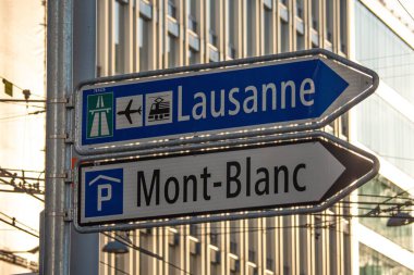 İsviçre 'nin Cenevre şehrinde yön işaretleri - GENEVA, SWitzERLAND - 8 Temmuz 2020