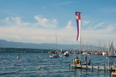 Yaz mevsiminde Cenevre Gölü 'nde tekneler - GENEVA ŞEHİRKETİ - 8 Temmuz 2020