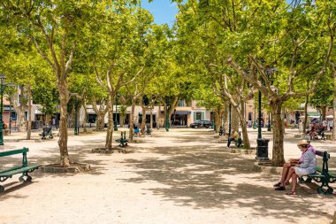 Saint Tropez Pazar Meydanı - St. TROPEZ, FRANCE - 13 Temmuz 2020