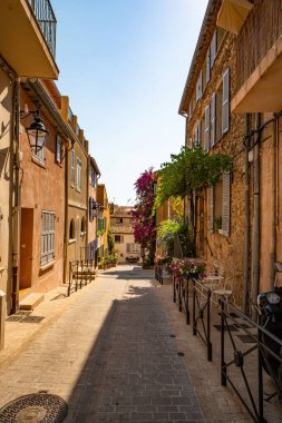 Saint Tropez 'in Tarihi Bölgesi - St. TROPEZ, FRANCE - 13 Temmuz 2020