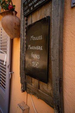 Saint Tropez 'in tarihi bölgesindeki bir restoranın menüsü - St. TROPEZ, FRANCE - 13 Temmuz 2020