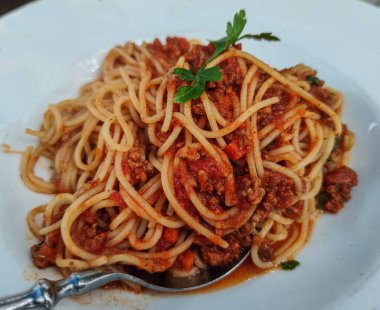 Beyaz tabakta spagetti bolonez - yemek fotoğrafçılığı