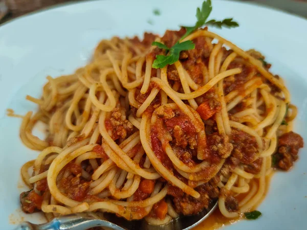 Spaghetti Alla Bolognese Piatto Bianco Fotografia Gastronomica — Foto Stock