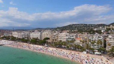 The Riviera of Cannes - Croisette 'deki Beaches ve Seafront üzerinde hava manzarası. Yüksek kalite 4k görüntü