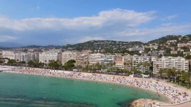 Cannes şehrindeki Fransız Rivierası 'nın ünlü plajları. Yüksek kalite 4k görüntü