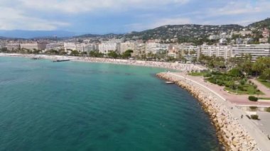 The Riviera of Cannes - Croisette 'deki Beaches ve Seafront üzerinde hava manzarası. Yüksek kalite 4k görüntü