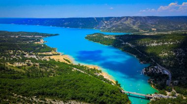Verdon Kanyonu 'ndaki Fransız Alplerinde ünlü Sainte Croix Gölü manzarası