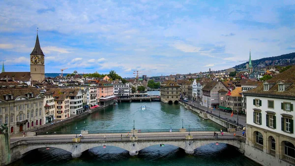 İsviçre 'nin Zürih şehrinde inanılmaz bir hava manzarası var. İHA fotoğrafçılığı.