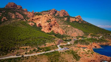 Fransa 'da Cote D Azur' da Cap Roux 'da inanılmaz bir hava manzarası. Seyahat fotoğrafçılığı.
