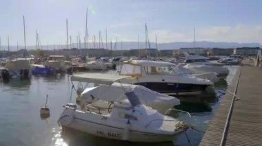 Yazın Cenevre Gölü 'nde tekneler - GENEVA, SWitzERLAND - 8 Temmuz 2020