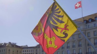 Cenevre 'de bir köprüde İsviçre ve Cenevre Bayrakları - GENEVA, SWitzERLAND - 8 Temmuz 2020