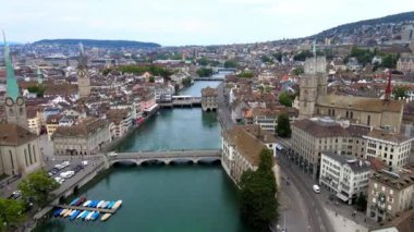 Zürih İsviçre 'deki Limmat Nehri üzerinden uçuş - İHA görüntüleri