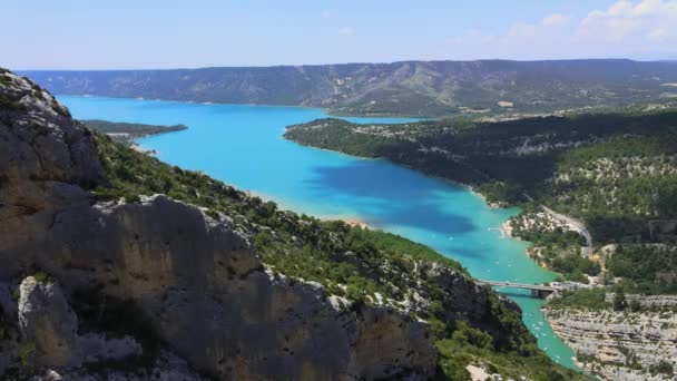 Vista sobre o Lago Sainte Croix nos Alpes Franceses em Verdon Canyon — Vídeo de Stock