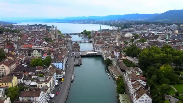 瑞士苏黎世Limmat河上空飞行 无人驾驶飞机镜头 — 图库视频影像