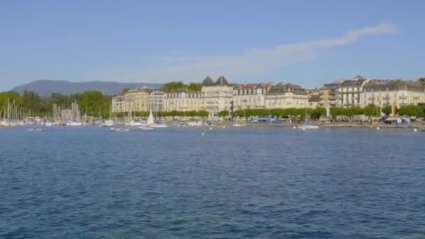 Prachtig meer van Genève in de Zwitserse stad Genève - GENEVA, ZWITSERLAND - 8 JULI 2020 — Stockvideo