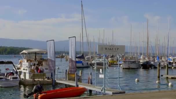Boats on Lake Geneva at summer time - GENEVA, SWITZERLAND - JULY 8, 2020 — Stock Video