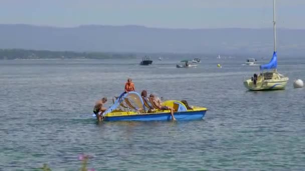 Barco a pedales en el lago de Ginebra en un caluroso día de verano - GINEBRA, SUIZA - 8 de JULIO de 2020 — Vídeo de stock