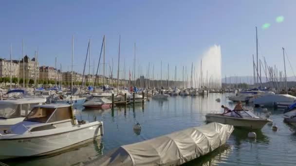 Liten hamn och småbåtshamn vid Genèvesjön - GENEVA, SWITZERLAND - 8 juli 2020 — Stockvideo