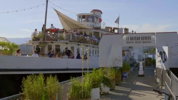 Boat restauirant and cafe on Lake Geneva - GENEVA, SWITZERLAND - JULY 8, 2020 — Stock Video