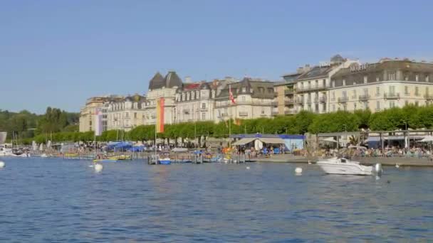 Prachtig meer van Genève in de Zwitserse stad Genève - GENEVA, ZWITSERLAND - 8 JULI 2020 — Stockvideo