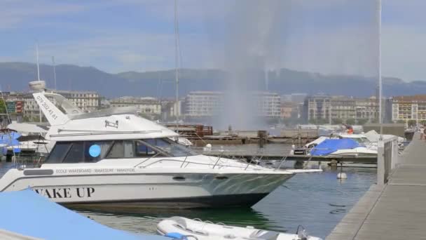 Liten hamn och småbåtshamn vid Genèvesjön - GENEVA, SWITZERLAND - 8 juli 2020 — Stockvideo