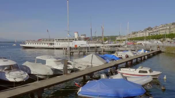 Łodzie na Jeziorze Genewskim w okresie letnim - GENEVA, SZWAJCARIA - LIPIEC 8, 2020 — Wideo stockowe