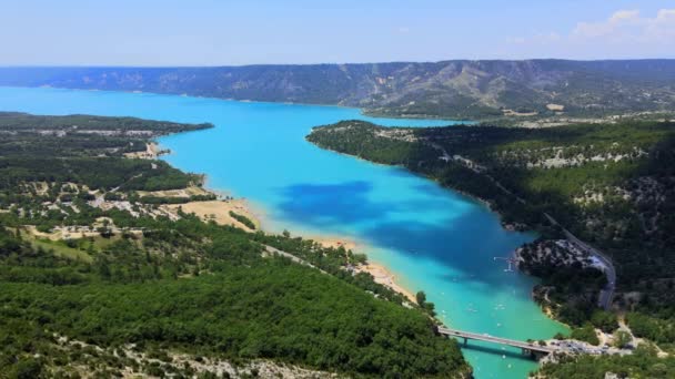 Kilátás a Sainte Croix-tóra a francia Alpokban a Verdon kanyonban — Stock videók