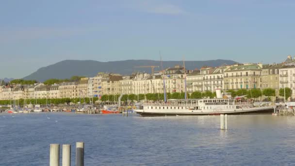 Barcos en el lago de Ginebra a la hora de verano - GINEBRA, SUIZA - 8 de julio de 2020 — Vídeos de Stock