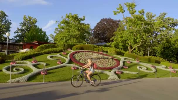 The famous clock of flowers at English Garden in Geneva - GENEVA, SWITZERLAND - JULY 8, 2020 — Stock Video