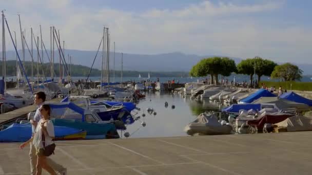 Cenevre Gölü 'ndeki küçük liman ve marina - GENEVA, SWitzERLAND - 8 Temmuz 2020 — Stok video