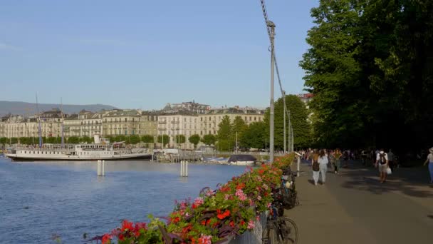 Озеро Генева в городе Генева в Швейцарии - ГЕНЕВА, ШВЕЙЦАРИЯ - 8 ИЮЛЯ 2020 ГОДА — стоковое видео