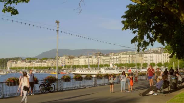 Strandpromenaden vid Genèvesjön på eftermiddagen - GENEVA, SWITZERLAND - 8 juli 2020 — Stockvideo