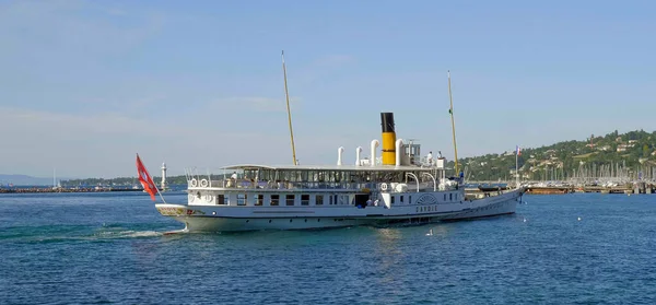 Barco turístico no Lago de Genebra - GENEVA, SUÍÇA - 8 de julho de 2020 — Fotografia de Stock