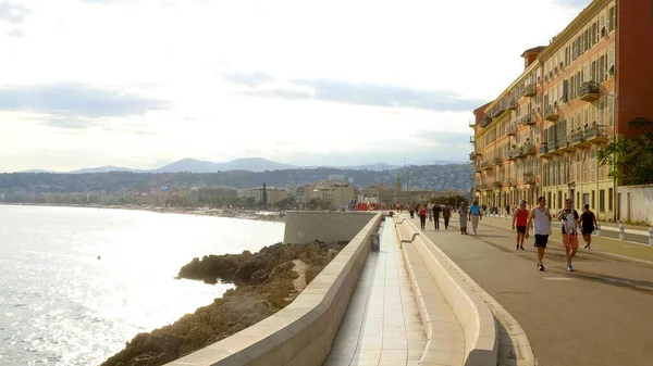 コート・ダジュールのニースの海沿いを歩く- City of Nice, France - 2020年7月10日 — ストック写真