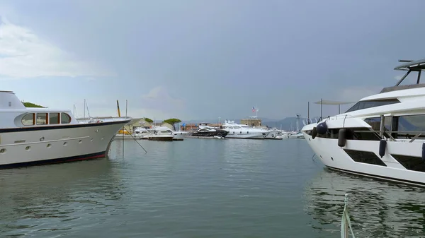 Luxusyachten im Hafen von Saint Tropez - ST TROPEZ, FRANKREICH - 13. Juli 2020 — Stockfoto