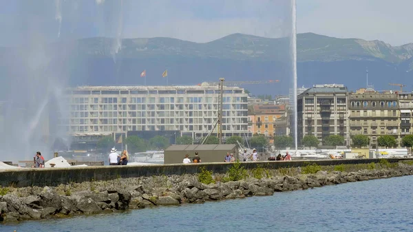 Bella vista sul lago di Ginevra in una giornata di sole - GENEVA, SVIZZERA - 8 LUGLIO 2020 — Foto Stock